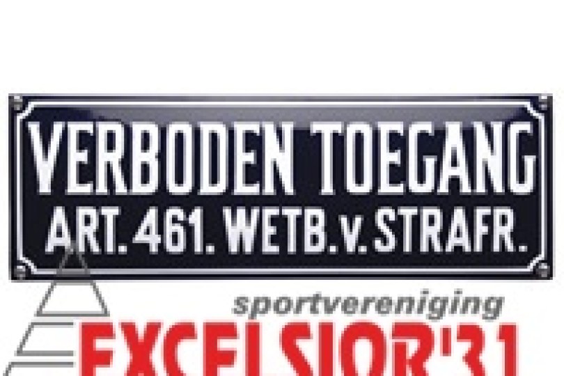 Foto bij Betreden voetbalvelden ten strengste verboden