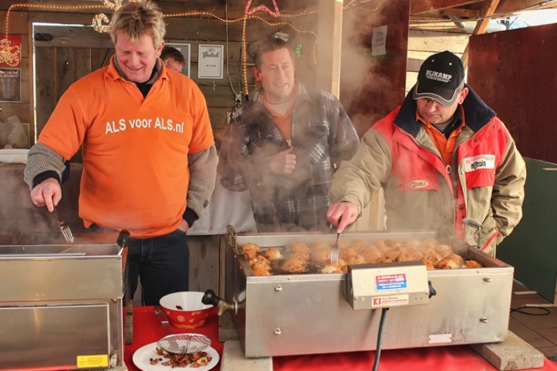 Foto bij Maandag 6 januari: overhandiging cheque Oliebollenactie t.b.v Stichting ALS