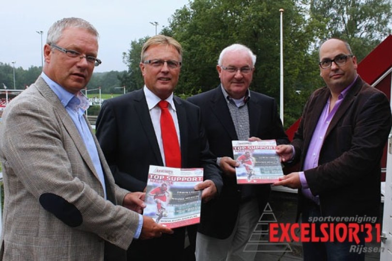 Foto bij  Wethouders Wolterink en Stegeman ontvangen eerste exemplaren presentatiegids Excelsior&rsquo;31