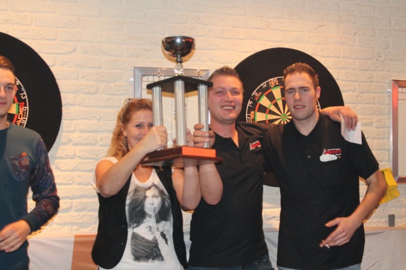Foto bij Pas, Jansen en Pluimers winnen Nissan Kia Beltman darttoernooi
