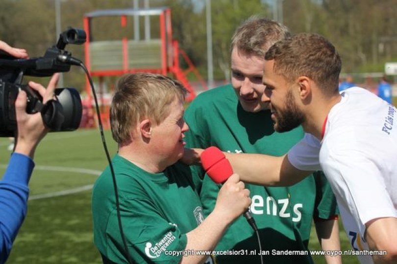 Foto bij Weekjournaal met o.a. G-voetbaltoernooi FC Twente, KNVB en Hakim Ezafzafi