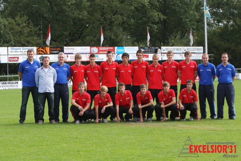 Foto bij Reefhors Slangen en Koppelingen schenkt Excelsior'31 B1 fonkelnieuwe polo's