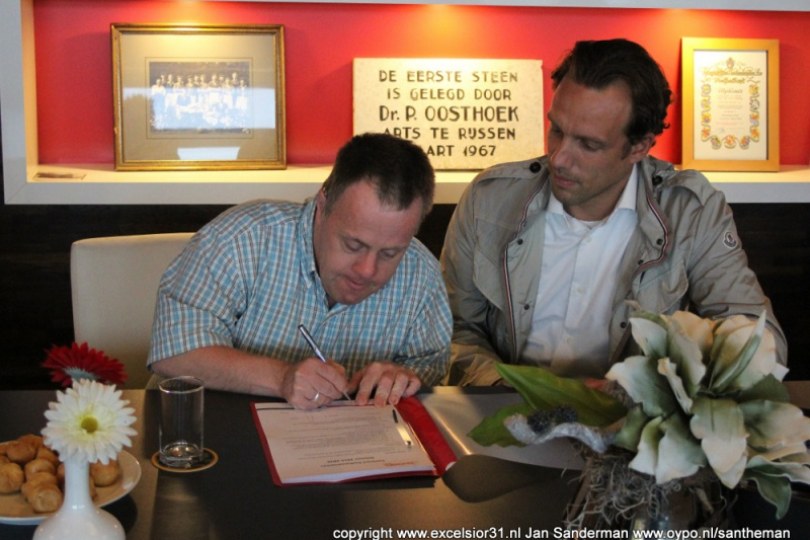 Foto bij Zaakwaarnemer van assistent-trainer Ryan Eertink jaagt Excelsior op kosten