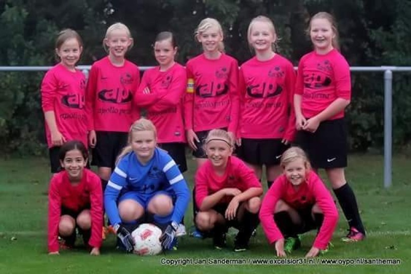 Foto bij Voetbalsters STES ME1 opnieuw kampioen op hoogste niveau