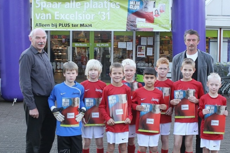 Foto bij Aftrap voetbalplaatjes album Plusmarkt Ter Maat