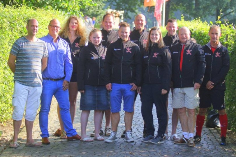 Foto bij Van Buuren Groep en Vriendenkring steken begeleiding G-team in het nieuw