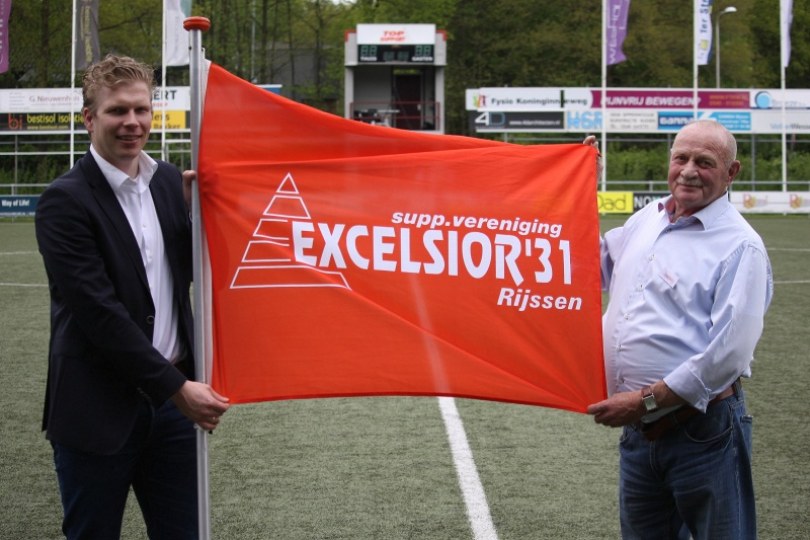 Foto bij Supportersvereniging Excelsior'31 schenkt club stadionvlaggen