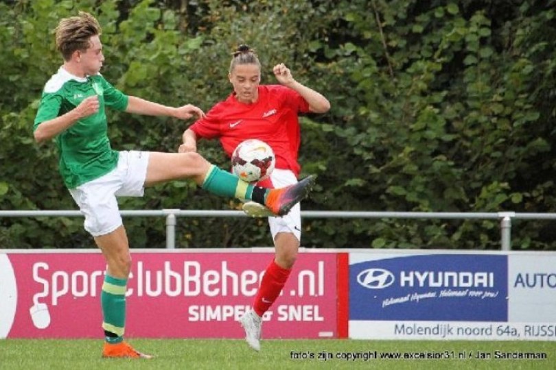 Foto bij Naomi Hilhorst met Oranje O17 naar Estland