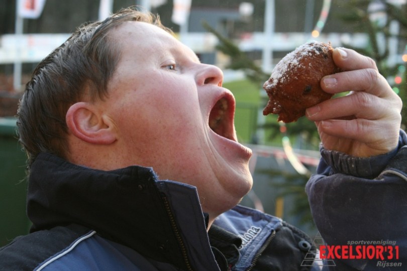 Foto bij 'Oliebollen bakken voor het goede doel' doorslaand succes (dinsdag volgt de cheque overhandiging)