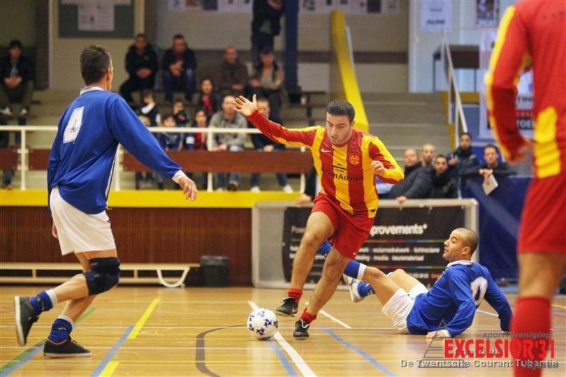 Foto bij Andreas David (met FC Aramea) te sterk voor Jan Borghuis en Caleb Rahajaan (Asah Company) in finale Auni-zaalvoetbaltoernooi